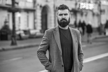 Sokak tarzı giyinen sakallı adam. Şehirdeki iş adamı. Şehir sokağında iş adamıyla. Erkek tarzı. Sıradan bir iş tarzında şık bir adam. Sakallı işadamı, afiş. Erkek giyim tarzı.