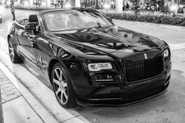 Miami, Florida, ABD - 19 Kasım 2024: 2020 Rolls Royce Dawn üstü açık araba. Lüks siyah Rolls Royce Dawn. Araba Rolls Royce dışarı park etmiş. Rolls Royce, köşe manzaralı..