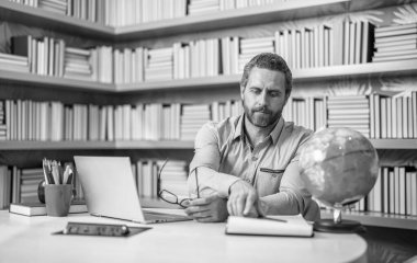 Öğretmen dizüstü bilgisayarda çalışıyor. Öğretmen sanal sınıflarla uzaktan eğitim alıyor. uzaktan eğitim. Öğretmen çevrimiçi uzaktan kumanda. Bilgi işlem uzmanları. uzak özel eğitim. bilgi ve eğitim.