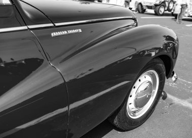 Chicago, Illinois, ABD - 08 Eylül, 2024: 1951 Sunbeam Talbot Alpine 90 üstü açılabilir spor araba, köşe manzaralı. Retro spor araba. Üstü açık Sunbeam Talbot Alp 90. Tsunbeam Talbot Alp 90 üstü açık araba Chicago 'da.