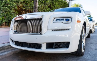 Miami, Florida, ABD - 27 Temmuz 2025: Rolls Royce Hayalet Serisi II 2015 ultra lüks sedan araba. Lüks SUV Rolls Royce Hayalet Serisi 2. Araba Hayalet Serisi 2 açık havada park edilmiş. Beyaz araba, köşe manzaralı.