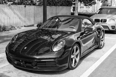 Miami, Florida, ABD - 11 Aralık 2024: Mavi Porsche 911 üstü açık araba. Porsche 911 tipi üstü açık lüks bir araba. Porsche 'nin arabası dışarıda park edilmiş. Porsche, köşe görünümü.