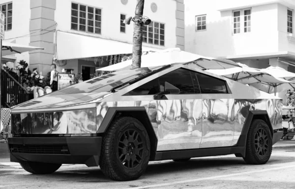 Miami, Florida, ABD - 08 Aralık 2024: Tesla Cybertruck 'ın elektrikli arabası. Tesla Cybertruck 'ın arabası dışarıda park edilmiş. Tesla Cybertruck, yan görüş. 2024 Tesla Cybertruck elektrikli kamyonet, araba akordu.