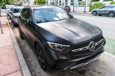 Miami, Florida, ABD - 27 Temmuz 2025: SUV GLC 300 4MATIC. GLC 300 4MATIC SUV dışarıda park halinde. Matte siyah araba, köşe manzaralı. Mercedes Benz GLC 300 4MATIC SUV 2025 araba.