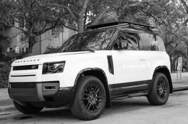 Miami, Florida, ABD - 08 Aralık 2024: 2023 Land Rover Defender SUV pikap kamyonu. Land Rover Defender 'ın lüks SUV arabası. Land Rover 'ın arabası dışarıda park edilmiş. Land Rover Defender, yan görünüm.