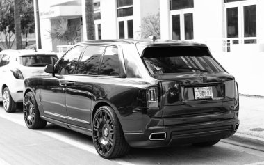 Miami, Florida, ABD - 06 Aralık 2024: Rolls Royce Cullinan 2020 Crossover Car. Rolls Royce Cullinan 'ın siyah Crossover arabası. Araba Rolls Royce Cullinan dışarı park etmiş. Rolls Royce Cullinan, ön manzara..