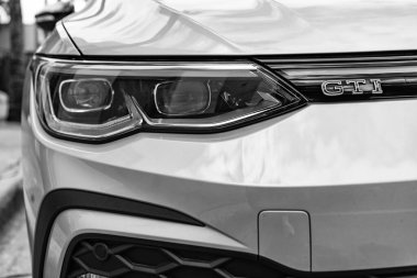 Miami, Florida, ABD - 16 Kasım 2024: 2022 Volkswagen Golf GTI spor yara izi. Volkswagen Golf GTI tipi lüks bir spor araba. Volkswagen Golf 'ün arabası dışarıda park edilmiş. Volkswagen Golf, ışık manzaralı.