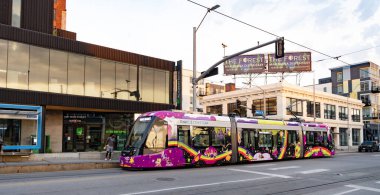 Kansas City, Missouri, ABD - 07 Ağustos 2025: Toplu taşımacılık ile Urban Caddesi. Toplu taşıma. Tramvaylı sokak. Elektrikli tramvay nakliyesi. Şehir tramvayı. Şehir caddesinde tramvay.