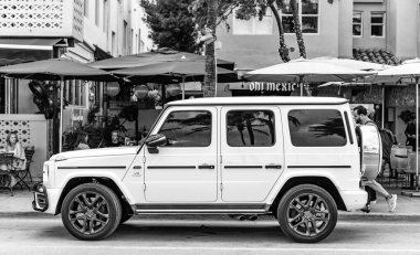 Miami, Florida, ABD - 17 Kasım 2024 Mercedes Benz G 2021 SUV kamyonet. Mercedes Benz G tipi bir kamyonet. Mercedes Benz 'in arabası dışarıda park edilmiş. Mercedes Benz G, yan görünüm.