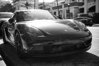 Miami, Florida, ABD - 17 Aralık 2024: Porsche 718 Cayman G2 spor arabası fastback coupe. Porsche Cayman GTS 'nin lüks spor arabası. Mavi Porsche Cayman açık havada. Porsche Cayman, köşe manzaralı..