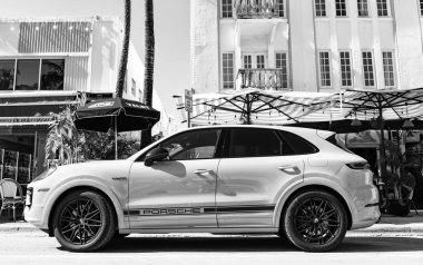 Miami, Florida, ABD - 06 Aralık 2024: 2025 Porsche Cayenne spor arazi aracı. Porsche Cayenne 'in lüks arabası. Porsche Cayenne 'in arabası dışarıda park edilmiş. Porsche Cayenne, yan görünüm.