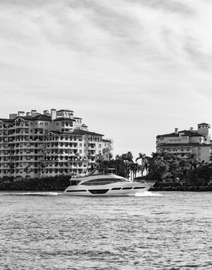 Yaz tatili. Fisher Adası Binası. Lüks motorlu tekne yatı. Yat marinaya gidiyor. Tekne ve yat gezisi. Lüks bir hayat. Fisher Adası 'ndaki lüks konut yatında..