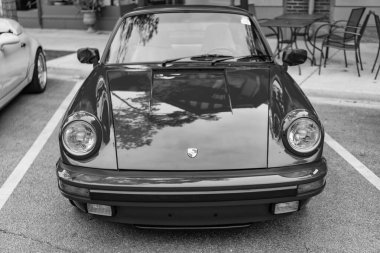 Chicago, Illinois - 29 Eylül 2024: Porsche 911 Carrera Coupe yolda. Porsche 911 Carrera Coupe kırmızısı. Porsche 911 Carrera Coupe Chicago 'da.