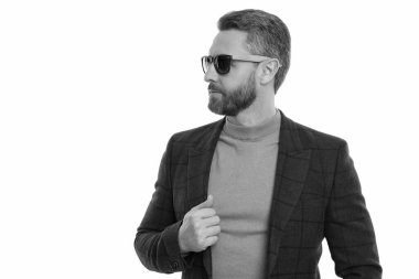 Şık ve modaya uygun. İspanyol manken. Beyaz giysili şık erkek kıyafetleri. İş ceketli ve güneş gözlüklü bir adam. Olgun adam erkek giyim tarzı giyinir. Boşluk afişini kopyala.