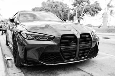 Miami, Florida, ABD - 07 Aralık 2024: BMW M3 spor arabası. BMW M3 aracının lüks arabası. BMW M3 'ün arabası dışarıda park edilmiş mor renk. BMW M3 aracı, köşe görünümü.