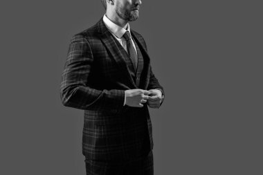 Resmi erkek giyim konsepti. Formalite icabı giyinmiş bir adam. Şık takım elbiseli bir iş adamı. Gri kravatlı resmi takım elbise ceketi. Takım elbiseli bir iş adamı. Bespoke takımı. Resmi Giyim Kiralama.