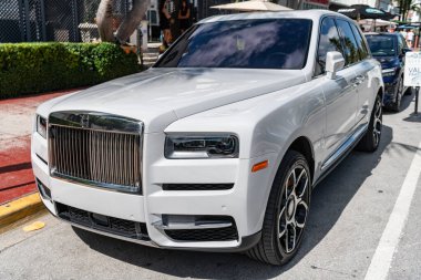 Miami, Florida, ABD - 27 Temmuz 2025 Rolls Royce Cullinan lüks SUV 2022. Lüks SUV Rolls Royce Cullinan. Araba Rolls Royce Cullinan dışarı park etmiş. Beyaz araba, köşe manzaralı.