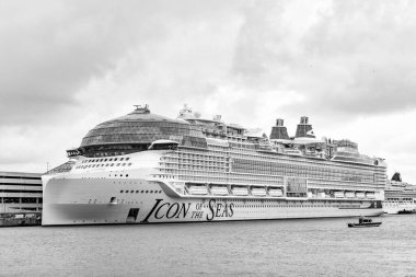 Miami, Florida, ABD - 14 Aralık 2024: gemi Miami limanından ayrılıyor. Denizler Gezisi 'nin simgesi. Yaz tatilinde gemi turu. Royal Karayipler Uluslararası yolcu gemisi. Gemi turu..