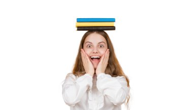 Şaşırmış öğrenci, bilgiyi beyazdan ayırıyor. Kız kendi kendine çalışıyor. Okula dönelim. Eğitim okumak. Bilgi ve eğitim. Okul kitabı okuyan genç bir kız. Kitap oku. Edebiyat eğitimi.