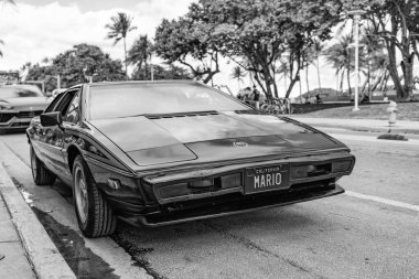 Miami, Florida, ABD - 08 Aralık 2024: Klasik siyah Lotus Esprit spor arabası. Lotus Esprit 'in lüks spor arabası. Lotus Esprit 'in arabası dışarıda park edilmiş. Lotus Esprit aracı, köşe görüş..