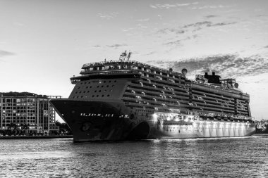 Miami, Florida, ABD - 24 Aralık 2024: Gemi turu ve deniz yolculuğu. Gemi gece aydınlanıyordu. Norveç 'ten ayrılan yolcu gemisi yolculuğu. Yaz tatilinde gemi turu. Norveç yolcu gemisi.