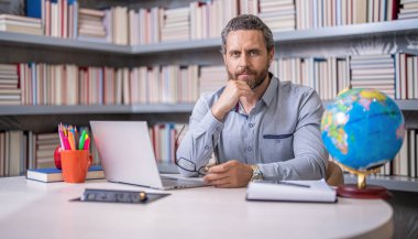 uzak özel eğitim. Bilgi ve eğitim. Öğretmen dizüstü bilgisayarda çalışıyor. Öğretmen sanal sınıflarla uzaktan eğitim alıyor. uzaktan eğitim. Öğretmen çevrimiçi uzaktan kumanda. IT desteği.