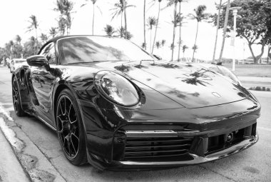 Miami, Florida, ABD - 15 Aralık 2024: Mavi Porsche 992 üstü açık spor araba. Üstü açık Porsche 992 model lüks spor araba. Porsche 992 'nin arabası dışarıda park edilmiş. Porsche 992, ön manzara..