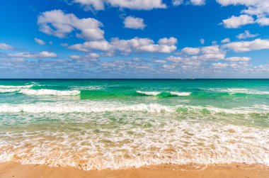 Deniz manzarasında romantik bir yaz tatili. Günbatımı denizi ve deniz manzarası. Deniz ufku manzarası. Yaz tatilinde bulutlu gökyüzü ve deniz manzarası. Deniz ufkuyla gökyüzü. Deniz doğası ile sakin bir ufuk. Gün batımında Ufuk.