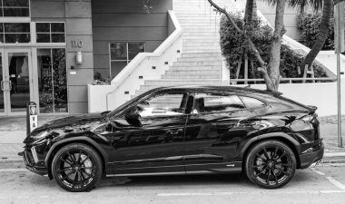 Miami, Florida, ABD - 08 Aralık 2024 Lamborghini Urus S SUV spor yara izi. Lamborghini Urus S tipi lüks bir spor araba. Lamborghini Urus 'un arabası dışarıda park edilmiş. Siyah Lamborghini Urus, yan görünüm.