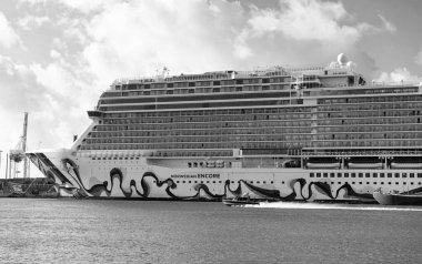 Miami, Florida, ABD - 03 Kasım 2024: Norveç yolcu gemisi yolculuğu. Yaz tatilinde gemi turu. Norveçli gemi şirketi. Gemi turu ve deniz seyahati. NCL gemisi. Seyahat kavramı.