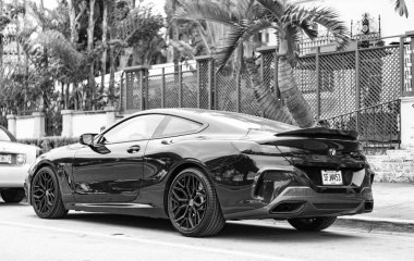 Miami, Florida, ABD - 10 Aralık 2024: siyah 2019 BMW M850 Gran Turismo arabası. BMW M850 Gran Turismo tipi lüks bir araba. BMW M850 'nin arabası dışarıda park edilmiş. BMW M850, yan görünüm.