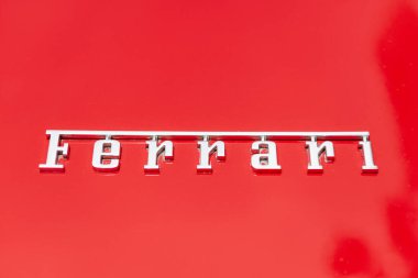 Miami, Florida, ABD - 27 Temmuz 2025 Araba Ferrari 458 açık hava. Kırmızı üstü açık araba, logo manzaralı. 2015 Ferrari 458 Speciale Aperta 2015 üstü açık araba. Üstü açık araba Ferrari 458 Speciale Aperta.