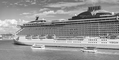 Miami, Florida, ABD - 03 Kasım 2024 Yaz Tatili Seyahati. Bakire Yolculukları. Seyahat acentesi. Gemi turu ve deniz seyahati. Gemi Miami sahil limanından ayrılıyor. Bakire Yolculukları Gemi Yolculuğu.