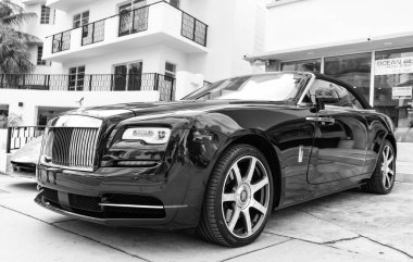 Miami, Florida, ABD - 16 Kasım 2024: Rolls Royce Dawn 2017 üstü açık araba. Rolls Royce Dawn modelinin üstü açık siyah arabası. Rolls Royce 'un arabası dışarıda park edilmiş. Rolls Royce, köşe manzaralı..