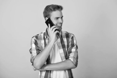 Akıllı telefondan konuşan adam sarıda izole edilmiş. Millennial Man 'in telefon görüşmesi var. Geri arıyorum. Adam akıllı telefonda konuşuyor. Telefon var. Mobil iletişim. İletişim ve öğrenim hayatı.