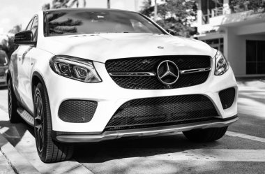 Miami, Florida, ABD - 17 Aralık 2024 Mercedes Benz GLE coupe. Mercedes Benz GLE tipi lüks bir araba. Beyaz Mercedes Benz GLE dışarıda park edilmiş. Mercedes Benz GLE, köşe görünümü.