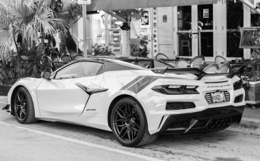 Miami, Florida, ABD - 19 Aralık 2024 Chevrolet Corvette Chevy spor arabası. Chevrolet Corvette 'in spor arabası. Chevy Corvette 'in arabası dışarıda park edilmiş. Chevrolet Corvette, köşe manzaralı..