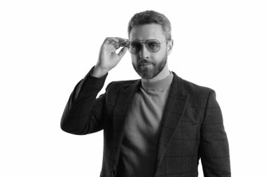 İş adamı portresi. Ceketli ve güneş gözlüklü bir adam. Beyaz ceketli yakışıklı erkek manken. Karizmatik iş adamı resmi ceket giyer. İş gündelik tarzı. Erkeksi incelik..
