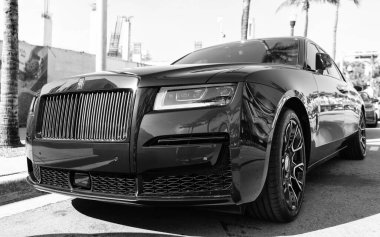 Miami, Florida, ABD - 21 Kasım 2024 Rolls Royce Hayalet 2024. Lüks araba Rolls Royce Hayalet modeli. Araba Rolls Royce dışarı park etmiş. Rolls Royce mavi renk, köşe görünümü.