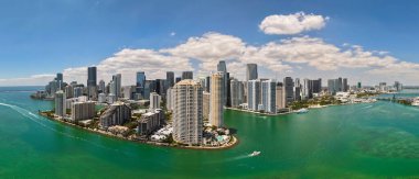 Brickell ufuk çizgisinin havadan görüntüsü. Brickell Miami 'nin panoramik şehir manzarası. Brickell 'in gökdelenleri. Miami Beach 'teki Brickell manzarası. Miami 'deki ikonik iş kuleleri