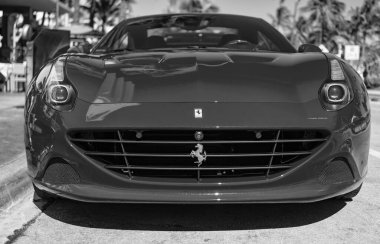 Miami, Florida, ABD - 23 Kasım 2024: 2017 Ferrari California T üstü açık spor araba. Ferrari California T tipi spor araba. Ferrari California 'nın açık hava aracı. Ferrari California, ön manzara.