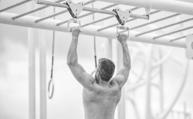 Spor yaşam tarzı. Kas kasları ve trisepsler. Güçlü bir atlet. Adam yanaşıyor. Güçlü sırt kası olan kaslı bir sporcu. Spor barfiks egzersizi. Spor eğitimi. Sporcu adam egzersiz yapıyor..