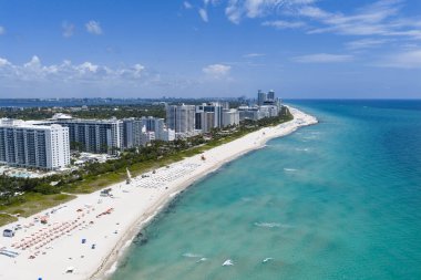 Miami sahil şeridinin hava manzarası. Miami Beach 'te gökdelenler ve gökdelenler. Yaz Miamis titreşimleri. Miami Sahili 'nin panoramik manzarası