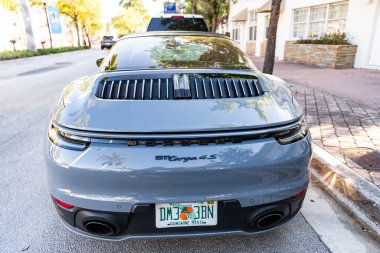 Miami, Florida, ABD - 27 Temmuz 2025: Porsche 911 Carrera 2023 GTS Cabriolet üstü açık araba. Lüks araba Porsche 911 Carrera. Araba Porsche 911 Carrera dışarı park etmiş. Gri üstü açık araba, nadir bir manzara..