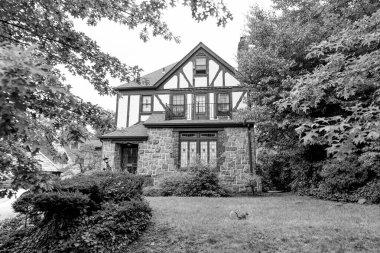 Özel ev mimarisi. Özel konut. Banliyöde bir ev. Özel yerleşim yerlerindeki banliyö evi. Evin dış mimarisi. Mahallede bir ev. Banliyö arazisi.