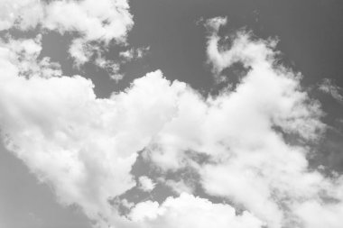 Bulutlar gökyüzünde. Bulutlar - Mavi gökyüzü ve beyaz bulutlar. Bulutlu güzel mavi gökyüzü arkaplanı. Mavi gökyüzünde beyaz kabarık bulutlar. Mavi gökyüzü ve beyaz gündüz bulutları.