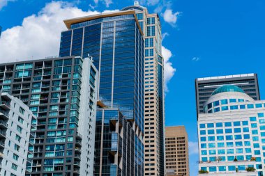 İş bölgesindeki gökdelen binasının manzarası. Gökdelenin şehir mimarisi. Şehir manzaralı bir şehir. Gökdelen şehir manzarası. Şehir merkezindeki modern şehir. İş şehri.
