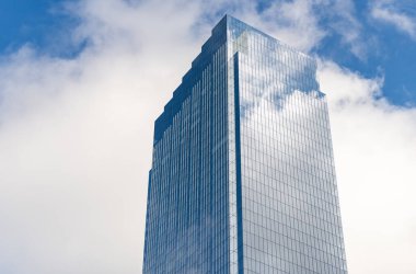 Şehir mimarisi. Modern cam bina. Yansıtıcı cam mimarisi. İşletme bölgesinde mimarlık. Mimarlık. İş binası. Cam bina. İş şehri.