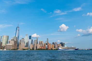 Gezici gemi Marella Discovery Manhattan New York 'ta. New York Manhattan 'ın Skyline' ı Hudson Nehri yolcu gemisi TUI ile seyahat ediyor.