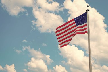 ABD bayrağı. Mavi gökyüzünde Birleşik Devletler bayrağı sallıyor. Bağımsızlık Günü. Vatanseverlik sembolü. Anma Günü için Amerikan Bayrağı ya da 4 Temmuz. Amerikan bayrağı. Bağımsızlık Günü.